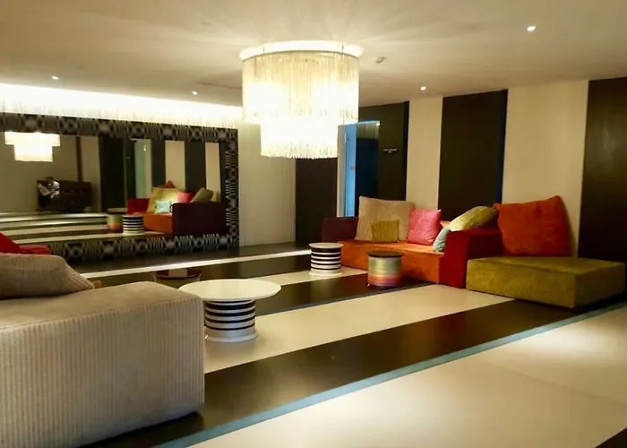 Great 1br Aqua Livingstone With Netflix, Pool & Gym Manila